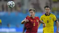 Gelandang Spanyol, Marcos Llorente (kiri) menguasai bola dibayangi gelandang Sewdia, Albin Ekdal dalam laga Grup E Euro 2020 di La Cartuja Stadium, Sevilla, Selasa (15/6/2021) dini hari WIB. (Foto: AP/Pool/Thanassis Stavrakis)