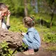kondisi kurangnya paparan terhadap alam ini dikenal dengan istilah nature deficit disorder (NDD). Meski bukan diagnosis medis resmi, konsep ini menjelaskan bagaimana minimnya waktu di alam dapat memengaruhi kesehatan mental dan fisik, terutama pada anak-anak. (foto/dok: freepik)