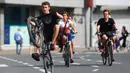 Orang-orang bersepeda di sebuah jalan dalam acara Hari Minggu Bebas Kendaraan Bermotor (Car Free Sunday) di Brussel, Belgia, pada 20 September 2020. (Xinhua/Zheng Huansong)