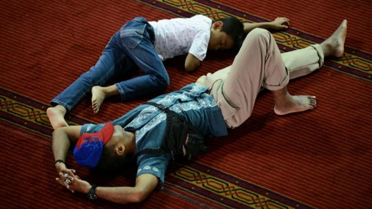 Ratusan jemaah tertidur usai Jumatan di Masjid Istiqlal