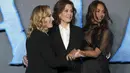 <p>Kate Winslet (kiri) bersama Sigourney Weaver dan Zoe Saldana berpose untuk fotografer saat pemotretan untuk film 'Avatar: The Way of Water' di London, Minggu, 4 Desember 2022. Kate juga mengenakan celana skinny kulit hitam yang menampilkan sosoknya yang luar biasa. (Photo by Scott Garfitt/Invision/AP)</p>