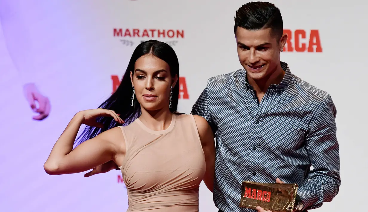 Cristiano Ronaldo bersama kekasihnya, Georgina Rodriguez, berpose usai menghadiri acara penghargaan Marca di Madrid, Spanyol (29/7/2019). (AFP/Javier Soriano)