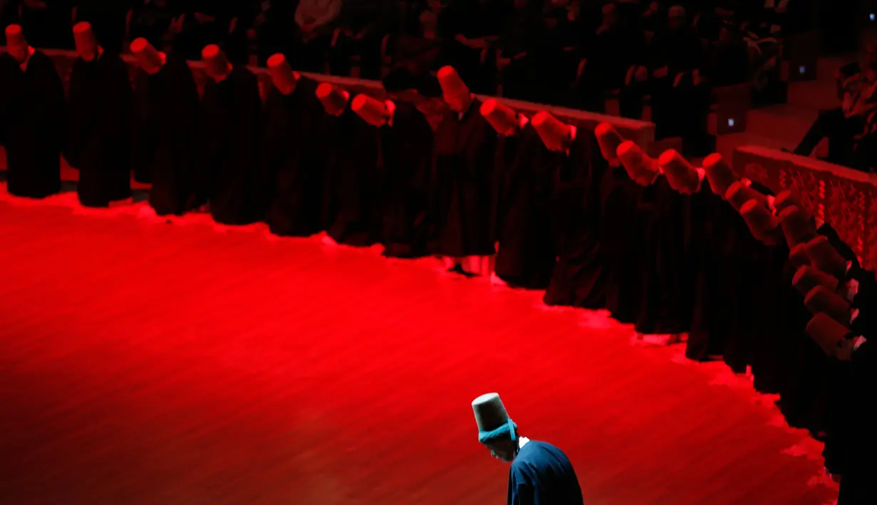 Para darwis dari ordo Mevlevi saat tampil dalam upacara memperingati wafatnya Jalaluddin Rumi di Sheb-i Arus, Konya, Turki, Minggu (16/12). Acara ini juga dihadiri Presiden Turki Recep Tayyip Erdogan. (AP Photo/Lefteris Pitarakis)