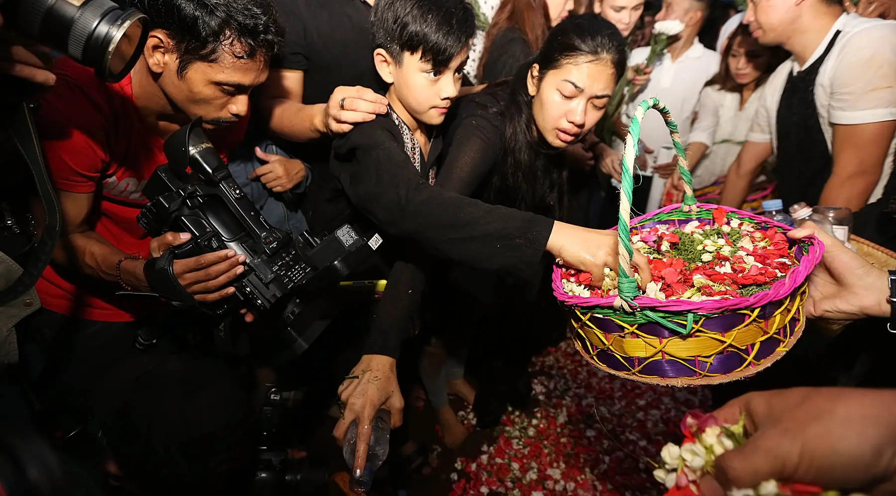 Suasana pemakaman Julia Perez. (Bambang E. Ros/Bintang.com)