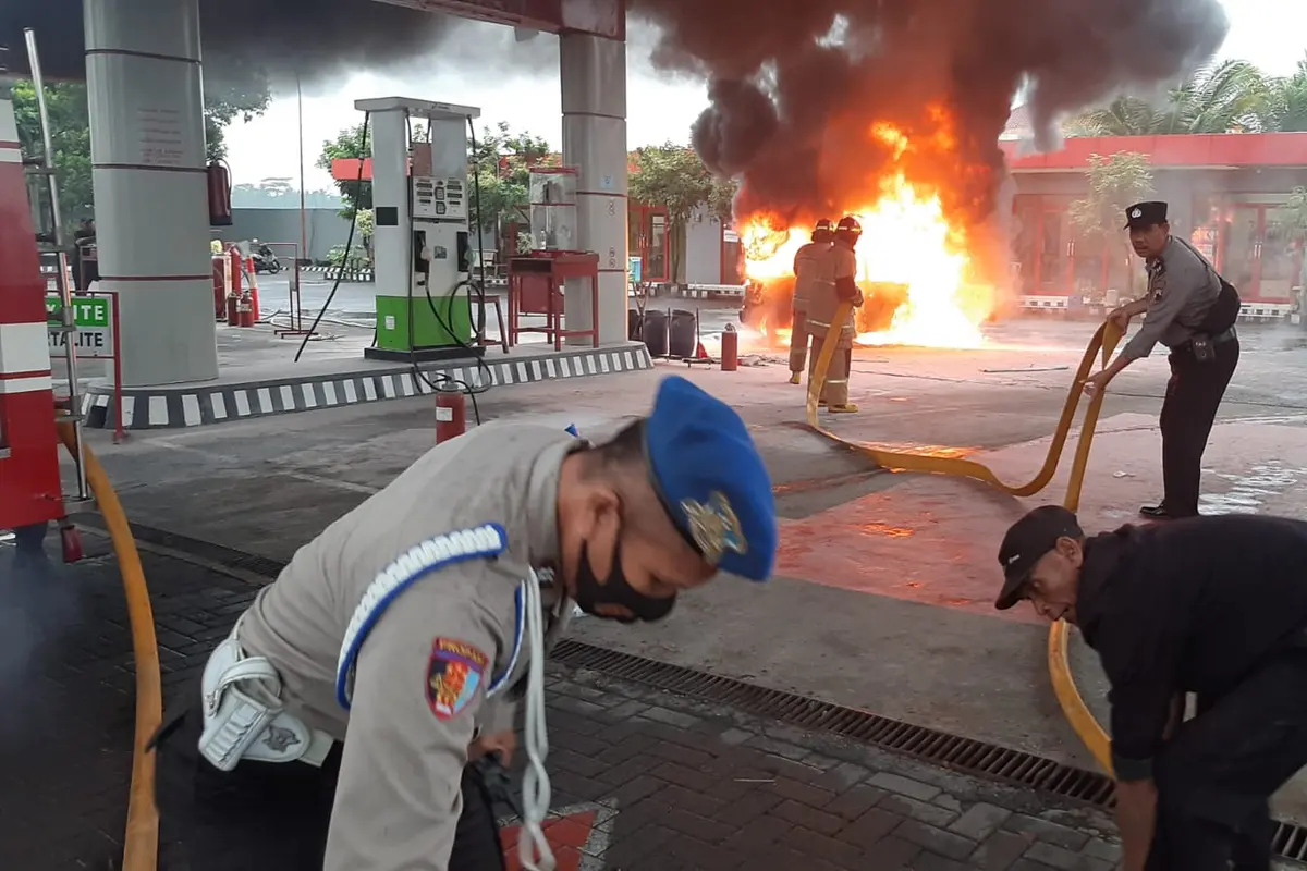 Mobil terbakar karena isi pertalite dengan tangki tambahan di SPBU di Kebumen. (Foto: Liputan6.com/Humas Polres Kebumen)