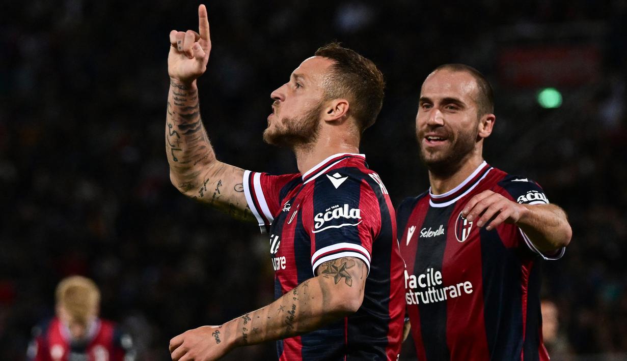 Marko Arnautovic. Striker Austria berusia 33 tahun yang kini memasuki musim ke-2 bersama Bologna di Liga Italia ini tampil mengejutkan di awal musim 2022/2023. Hingga pekan ke-7 ia mampu tampil moncer dengan mencetak 6 gol dan sementara memuncaki daftar top skor dengan mengungguli Ciro Immobile sebagai top skor musim lalu yang sementara berada di posisi kedua dengan raihan 5 gol. (AFP/Miguel Medina)