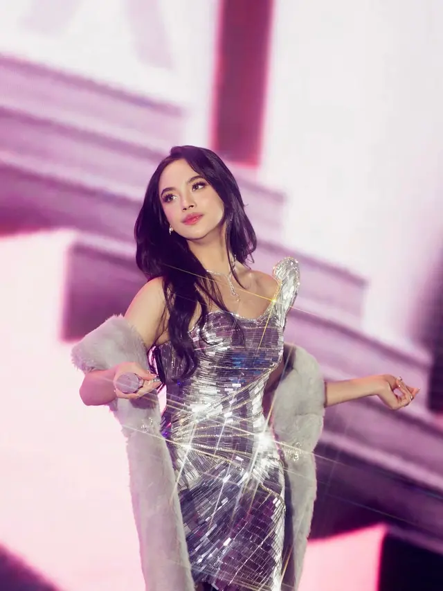 Lyodra Ginting Tampil Bak Disco Ball Mewah, Kenakan Gaun Karya Desainer Langganan BLACKPINK Saat Manggung