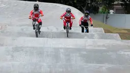 Para atlet BMX berebut menjadi yang terdepan di Pulomas, Jakarta (21/6/2018). Tiga atlet BMX putra Indonesia tersebut mengikuti seleksi menuju Asian Games 2018. (Bola.com/Nick Hanoatubun)