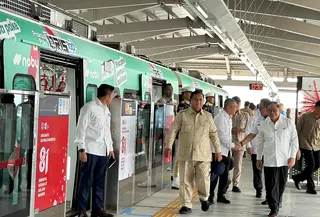 Presiden Prabowo Subianto Jajal LRT Rute Baru Kelapa Gading-Manggarai Bersama Pramono Anung