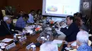 Menko Bidang Kemaritiman Luhut Binsar Panjaitan (kanan) memberi paparan saat rapat koordinasi membahas pengembangan kendaraan listrik nasional di Gedung DPR, Jakarta, Kamis (29/11). Hal tersebut juga tercantum dalam RUEN. (Liputan6.com/JohanTallo)