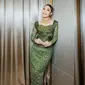 Ayu dewi kenakan kebaya hijau (instagram.com/askyfebrianti)