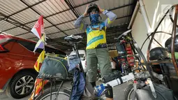 Pemudik bersepeda bersiap melanjutkan perjalanan menuju Jalan Raya Pantura, Cirebon, Jawa Barat, Sabtu (1/6/2019). Anggota komunitas GWCC asal Tangerang ini melakukan mudik tujuan Yogyakarta dan Pacitan dengan menempuh jarak sekitar 800 Km. (Liputan6.com/Herman Zakharia)