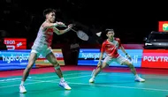 Pebulu tangkis ganda putra Indonesia, Raymond Indra/Nikolaus Joaquin berusaha mengembalikan kok ke arah rekan senegaranya, Sabar Karyaman Gutama/Moh Reza Pahlevi dalam laga semifinal Indonesia Open 2026 di Istora Senayan, Jakarta, Sabtu (06/06/2026). (Bola.com/Bagaskara Lazuardi)