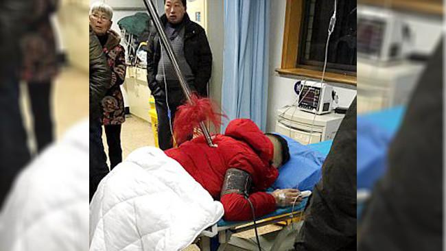 Seorang pria tertusuk tombak besi (AsiaWire)