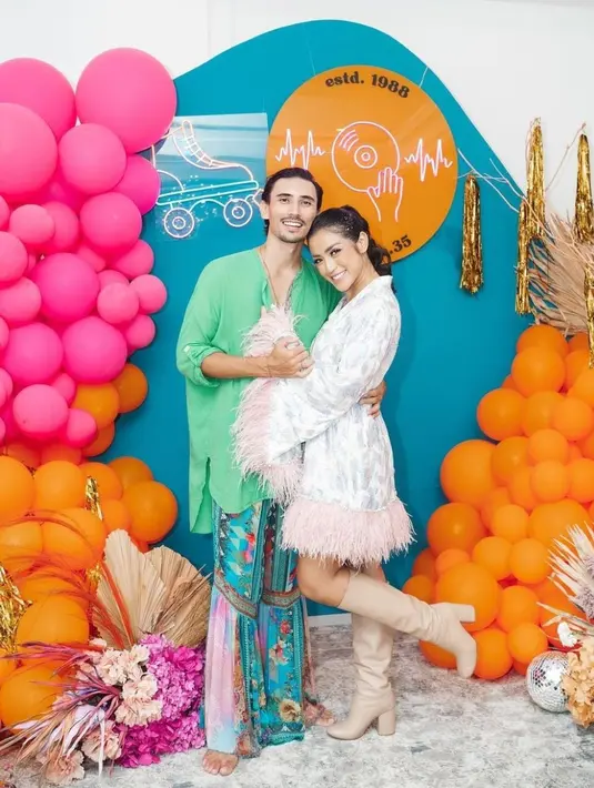 Suami Jedar itu mengenakan kemeja hijau dan celana motif bergaya cutbray [instagram/inijedar]