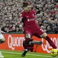 Pemain Liverpool, Darwin Nunez, berusaha melewati pemain Everton, Seamus Coleman, pada laga Liga Inggris di Stadion Anfield, Selasa (14/2/2023). (AP Photo/Jon Super)