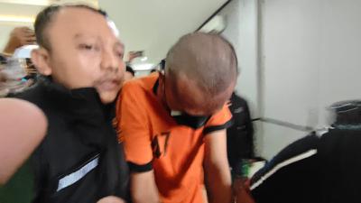 MR Jadi Tersangka Pembacokan Suporter di Bogor, Tertunduk Saat Digiring