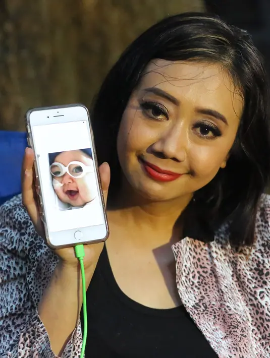 Kesedihan terlihat saat menceritakan anak keduanya. Menceritakan hingga Ibran terkena katarak. Terlepas semua yang telah terjadi, menganggap sebagai cobaan. "Kalau kata dokter juga, ini memang dikasih Allah," tutur Asri Welas. (Bambang E. Ros/Bintang.com)