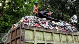 Seorang pekerja menutupi truk pengangkut sampah yang telah penuh dengan terpal, Lenteng Agung, Jakarta, Rabu (19/8/2015). Setiap hari sampah yang diangkut dari Kecamatan Jagakarsa mencapai kisaran 94 ton. (Liputan6.com/Yoppy Renato)