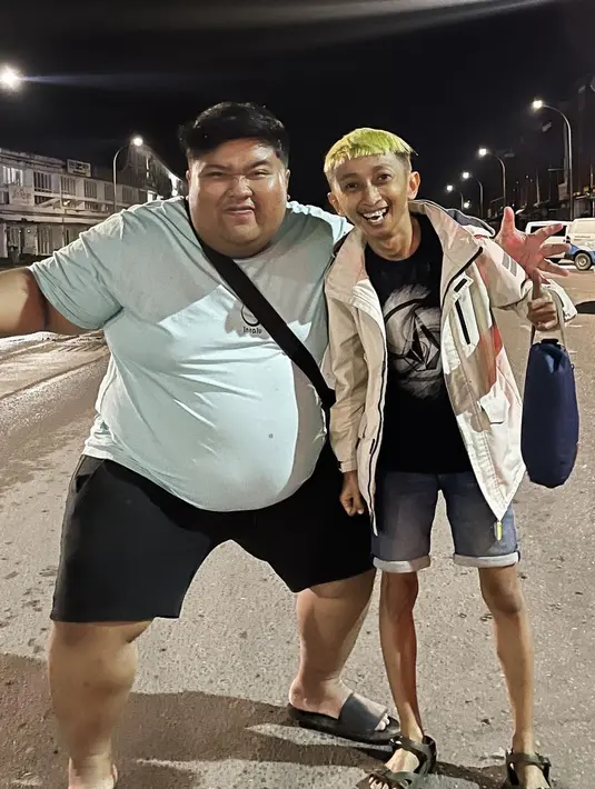 <p>Meski sudah 14 tahun berlalu dan kini punya kesibukan masing-masing, Tommy Kaganangan dan Omo Kucrut kerap luangkan waktu untuk berjumpa. (FOTO: instagram.com/tommykaganangan15)</p>