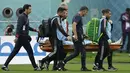 Paramedis membawa Alireza Beiranvand dengan tandu setelah kiper timnas Iran tersebut cedera saat pertandingan sepak bola grup B Piala Dunia Qatar 2022 antara Inggris dan Iran di Stadion Internasional Khalifa, Doha, Qatar, Senin (21/11/2022). Pertandingan kembali berlanjut dengan kiper cadangan, Seyed Hossein Hosseini. (AP Photo/Abbie Parr)