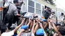 Evakuasi korban tabrakan KRL ekonomi dengan KRL Pakuan Ekspres di Kebonpedes, Bogor, Jabar. Kecelakaan ini mengakibat masinis KA Pakuan Ekspres tewas dan puluhan penumpang luka-luka.(Antara)