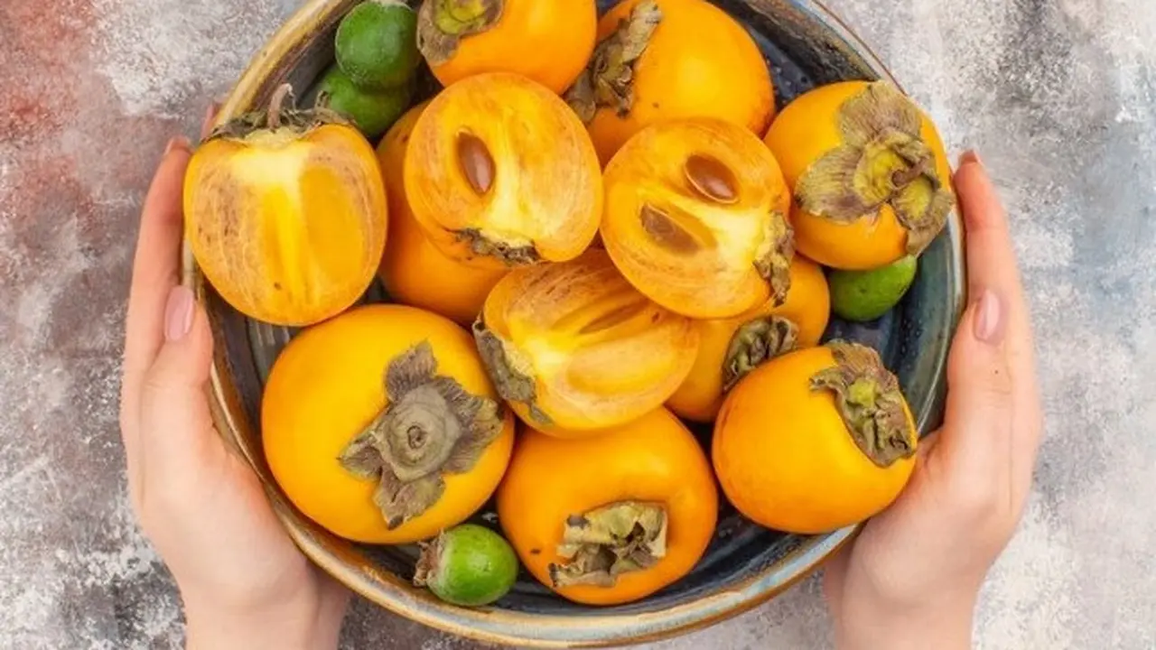 Buah Kesemek (Sumber: freepik.com/KamranAydinov)