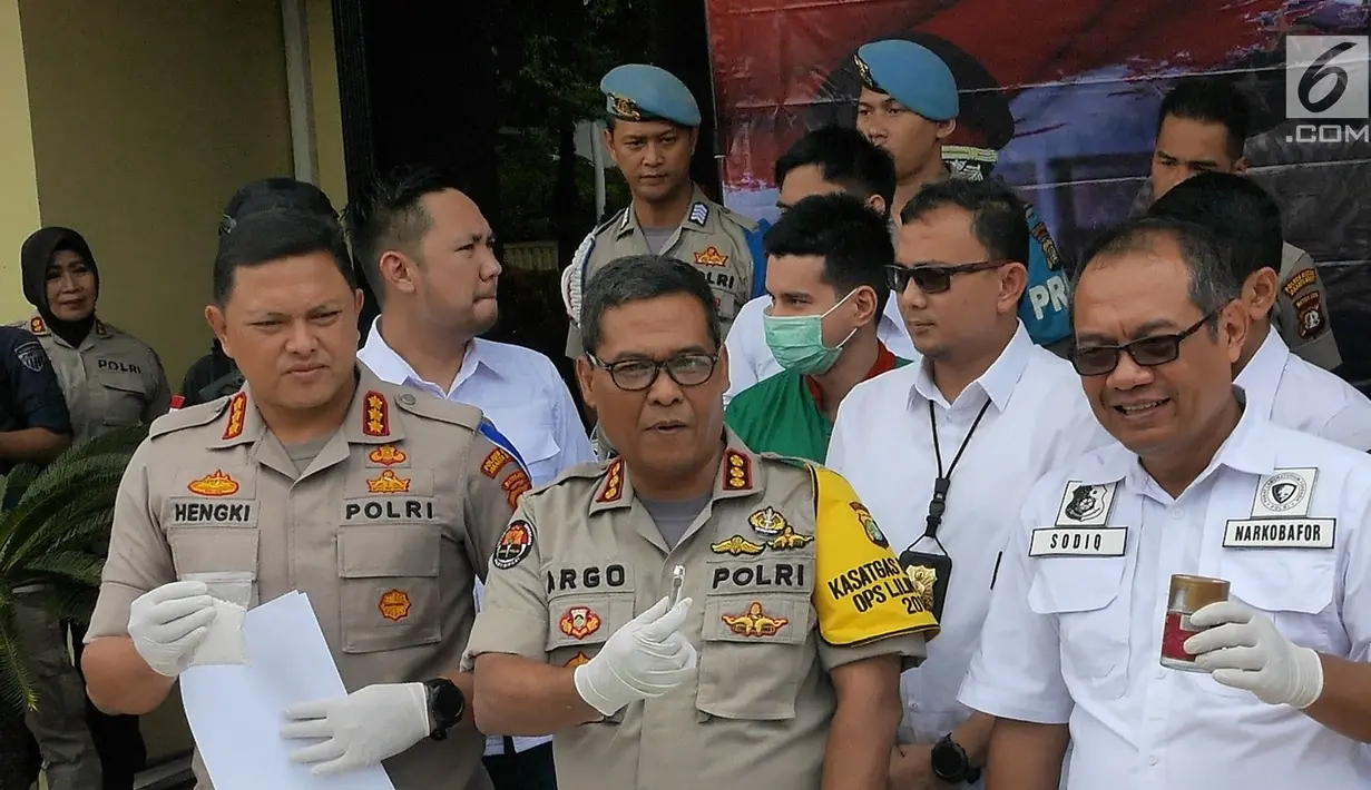 Kabid Humas Polda Metro Jaya Kombes Pol Argo Yuwono dalam rilis penangkapan artis peran Steve Emmanuel di Polres Metro Jakarta Barat, Kamis (27/12). Steve Emmanuel ditangkap dengan barang bukti kokain seberat 92,04 gram. (Liputan6.com/Herman Zakharia)
