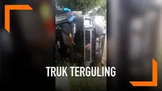 Sebuah truk bermuatan ikan terguling di Rembang, Jawa Tengah. Bukannya coba membantu sopir yang mengalami kecelakaan, warga di sekitar malah menjarah isi muatan truk.