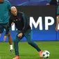 Pelatih Real Madrid, Zinedine Zidane, saat sesi latihan jelang laga Liga Champions di Dortmund, Senin (25/9/2017). Real Madrid akan berhadapan dengan Borussia Dortmund. (AFP/Patrik Stollarz)