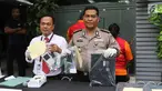Kabid Humas Polda Metro Jaya Kombes Pol Argo Yuwono menunjukkan barang bukti di Polda Metro Jaya, Jakarta, Rabu (18/4). Subdit Cyber Crime Ditreskrimsus menangkap WNA Nigeria pelaku penipuan melalui Facebook dan WhatsApp. (Liputan6.com/Arya Manggala)