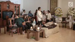 Jenazah mantan Menteri Tenaga Kerja era Presiden Soeharto, Cosmas Batubara disemayamkan di Jalan Cidurian Nomor 3, Cikini, Jakarta, Kamis (8/8/2019). Rencananya, Cosmas Batubara akan dimakamkan di Taman Makam Pahlawan Kalibata. (Liputan6.com/Faizal Fanani)