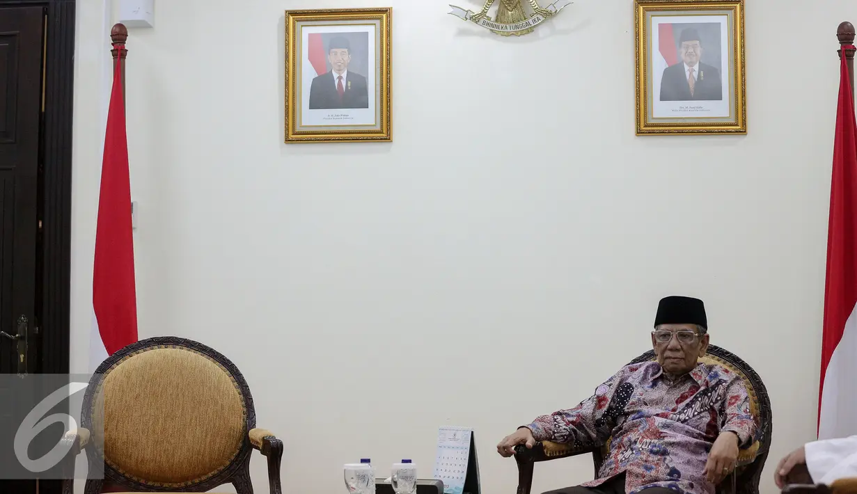 Sekjen ICIS, KH Hasyim Muzadi menunggu Wakil Presiden Jusuf Kalla di Kantor Wakil Presiden, Jakarta, Senin (26/10/2015). Pertemuan membahas rencana Konvensi Islam Internasional di Malang dengan fokus perdamaian di Indonesia. (Liputan6.com/Faizal Fanani)
