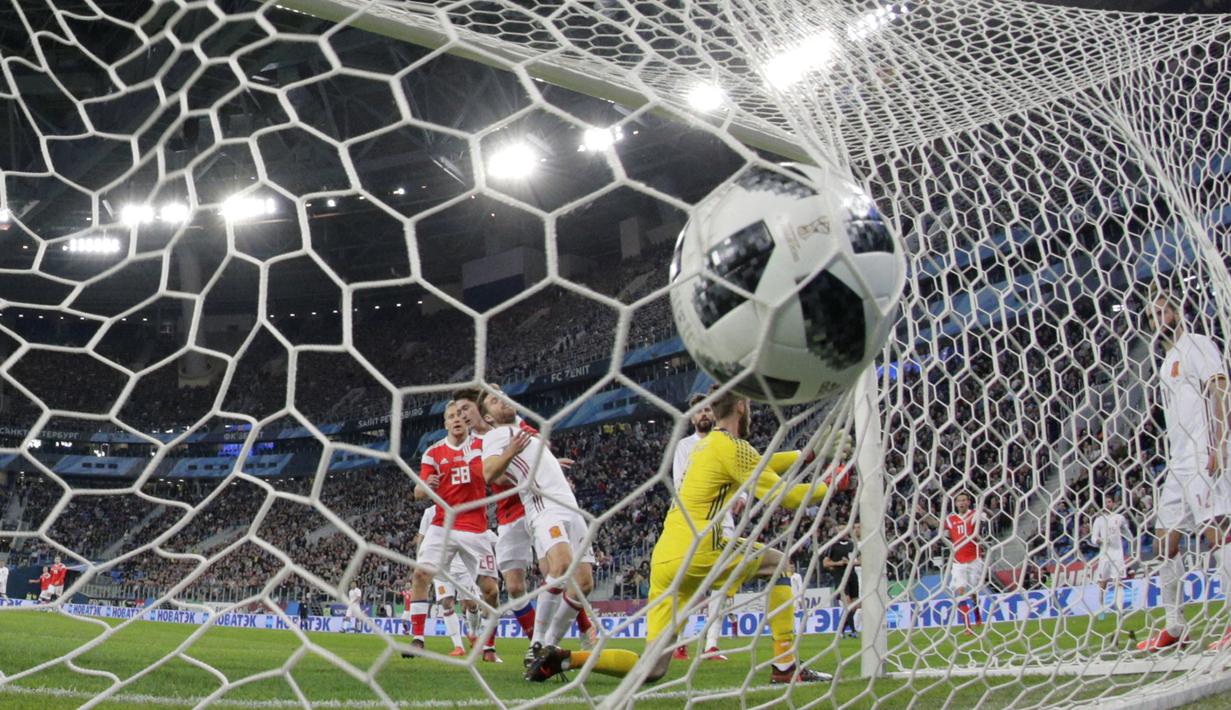 Kiper Spanyol, David de Gea gagal menepis bola yang masuk ke gawangnya saat melawan Rusia pada laga persahabatan di St.Petersburg, Russia, (14/11/2017). Spanyol bermain imbang 3-3 lawan Rusia. (AP/Dmitri Lovetsky)