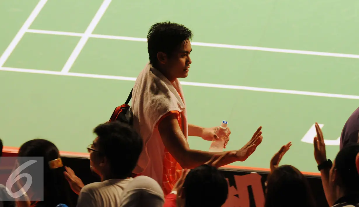 Tontowi Ahmad menyalami pendukungnya usai berlaga melawan pasangan Malaysia, Chan Peng Soon/Goh Liu Ying di Total BWF Championships 2015 di Jakarta, Kamis (13/8/2015). Tontowi Ahmad/LiliyanaNatsir unggul 21-8 21-13. (Liputan6.com/HelmiFithriansyah)