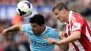 Striker Manchester City Sergio Aguero (kiri) duel udara dengan bek Stoke City Robert Huth (kanan) pada pertandingan sepak bola Liga Premier Inggris antara Stoke City vs Manchester City di Stadion Britannia (14/09/13). (AFP/LindseyParnaby)