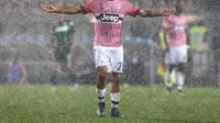 Paulo Dybala di bawah guyuran hujan saat Juventus melawan Sassuolo (REUTERS/Giampiero Sposito)