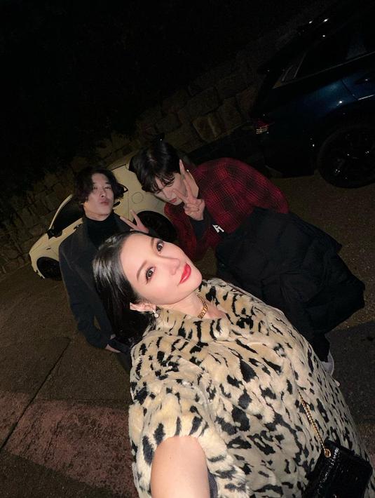 Sapaan 'oppa' dalam caption Lucinta Luna pun mengundang komentar menggelitik dari warganet. Netizen pun mengatakan jika bintang web series 'Star Stealer' itu harusnya memanggil cowok Korea tersebut dengan sebutan ‘hyung' bukan oppa. Sontak hal itu pun membuat warganet lain ikut terpingkal. (Liputan6.com/IG/@lucintaluna_manjalita)