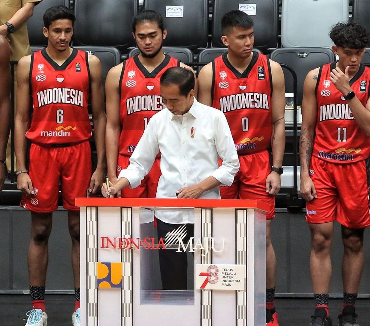 Momen ketika Presiden Joko Widodo menandatangani prasasti peresmian gedung Indonesia Arena di kawasan Gelora Bung Karno (GBK) di Senayan, Jakarta pada Senin (7/8/2023).