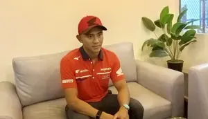 Pembalap Honda Team Asia, Mario Suryo Aji saat berbincang dengan media di Jakarta hari Selasa (09/06/2026). (Muhammad Iqbal Ichsan/Bola.com)