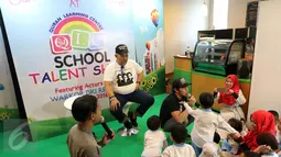 Aktor Vino G Bastian berinteraksi dengan anak-anak ketika mengisi kelas profesi di Quran Learning Center (QLC), Jakarta Selatan, Kamis (6/10). Vino dan Indro Warkop diundang untuk menjelaskan profesi aktor kepada anak-anak. (Liputan6.com/Helmi Afandi)