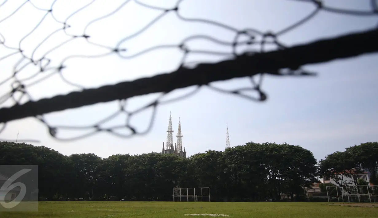 Pemprov DKI berencana melakukan renovasi terhadap Taman Lapangan Banteng, Jakarta, Senin (6/3). Untuk tahap awal, sekeliling lapangan sepak bola di lokasi itu akan dipagari. (Liputan6.com/Immanuel Antonius)