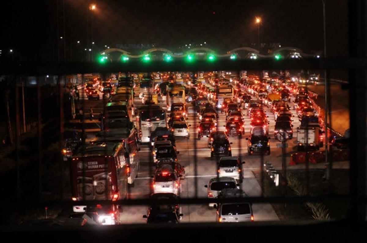 Gerbang Tol Palimanan macet hingga 10 km