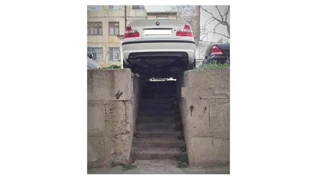 Cara Orang Menyiasati Tempat Parkir Ini Malah Bikin Miris