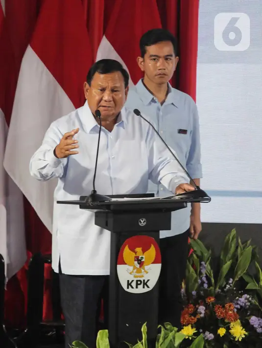 Capres-Cawapres nomor urut 2 Prabowo Subianto (depan) dan Gibran Rakabuming Raka menyampaikan paparan Penguatan Anti Korupsi untuk Penyelenggara Negara Berintegritas (Paku Integritas) di Gedung Merah Putih KPK, Jakarta, Rabu (17/1/2024). (Liputan6.com/Angga Yuniar)