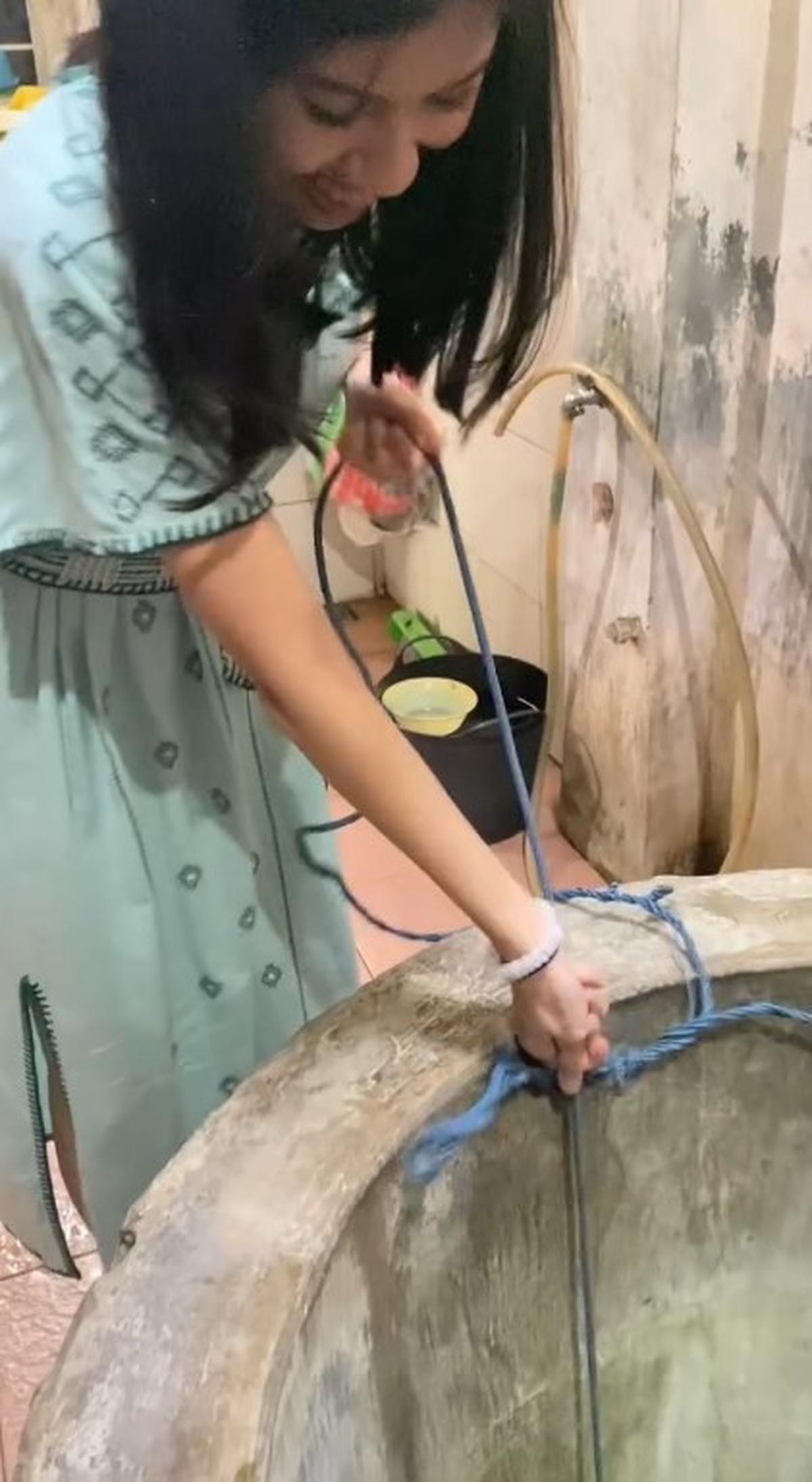 Tempat Mandi sang Ayah Waktu Kecil, Ini Momen Ketiga Anak Cewek Ariyo Wahab Lihat Sumur Pertama Kali - Tampak Terheran