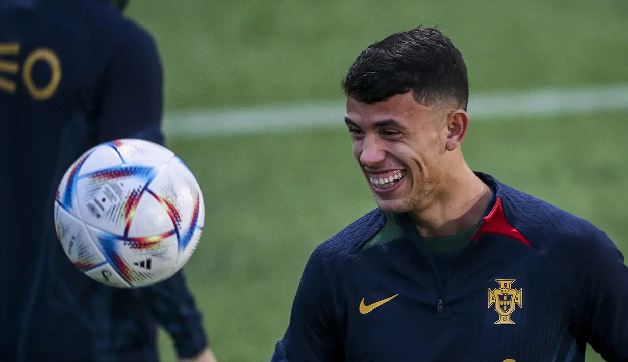Gelandang timnas Portugal Matheus Nunes menghadiri sesi latihan di kamp pelatihan "Cidade do Futebol" di Oeiras, pinggiran Lisbon, Rabu (16/11/2022). Timnas Portugal akan menghadapi Timnas Nigeria di Estadio Jose Alvalade, Lisbon pada 18 November 2022, dalam laga pemanasan terakhir sebelum Piala Dunia 2022. (CARLOS COSTA / AFP)
