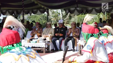 Tokoh nasional Rizal Ramli didampingi Sultan Tidore Husain Syah menyaksikan tarian tradisional pada HUT ke 910 Kota Tidore di Kesultanan Tidore, Sulawesi Utara, Kamis (12/4). Rizal Ramli mendapatkan gelar kehormatan Ngofa Tidore. (Liputan6.com/Pool/Ardi)