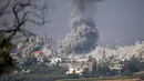 <p>Asap mengepul menyusul serangan udara Israel terhadap Jalur Gaza terlihat dari Israel selatan, Senin (23/10/2023). (AP Photo/Ariel Schalit)</p>