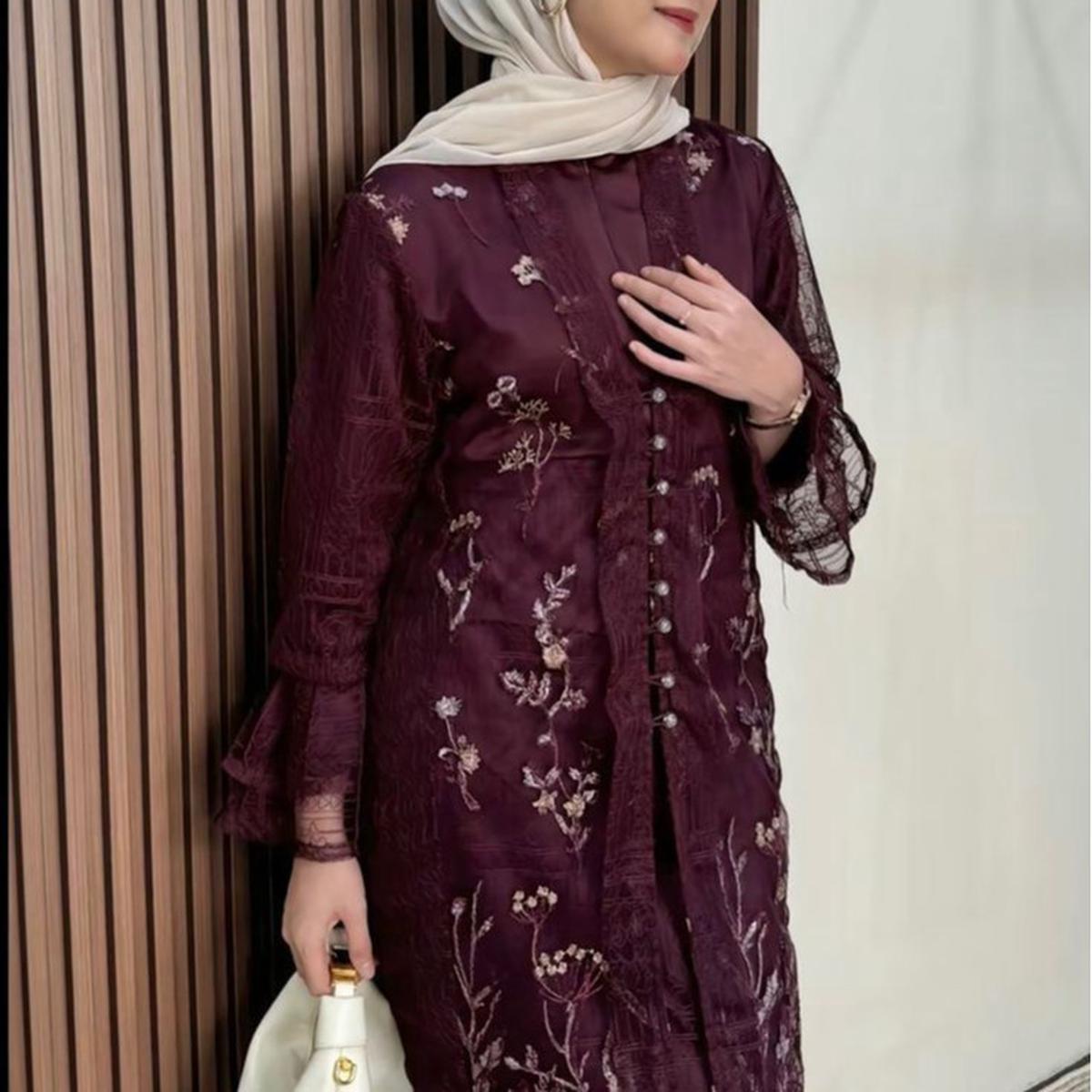Ilustrasi Baju Lebaran Warna Burgundy (©Pinterest)